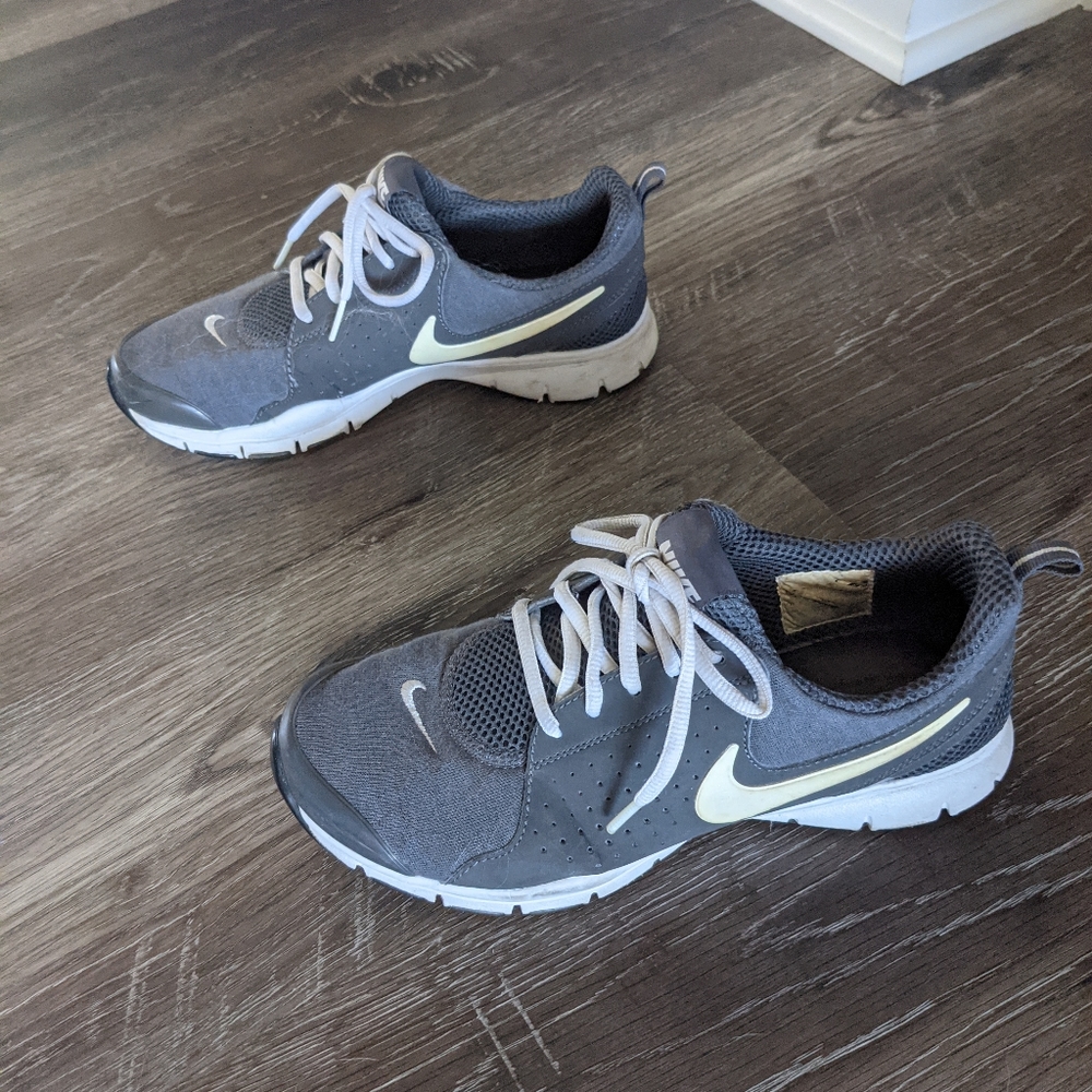 Women's Nike tennis shoes